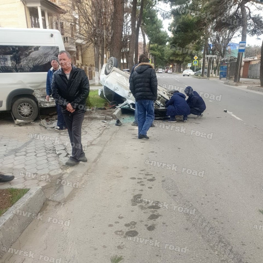 В Анапе произошло жуткое столкновение легковушки и мотоцикла