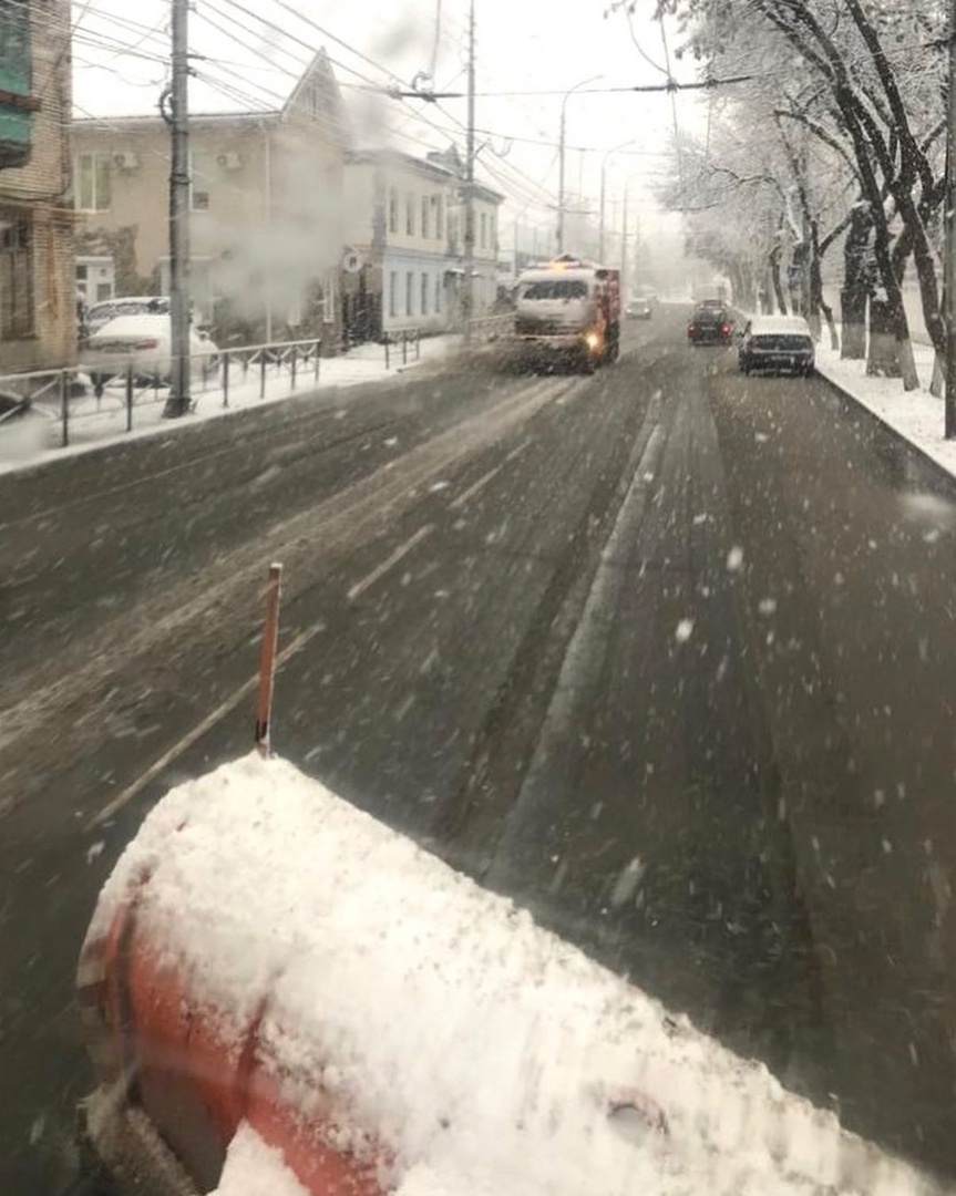 В Майкопе улицы от снега убирают почти два десятка спецмашин