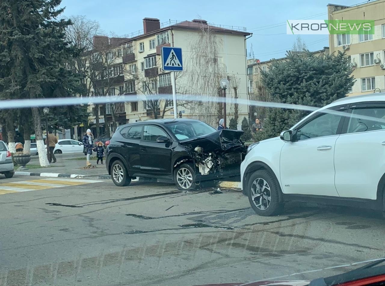 В Кропоткине 68-летний водитель иномарки устроил аварию с девятью машинами