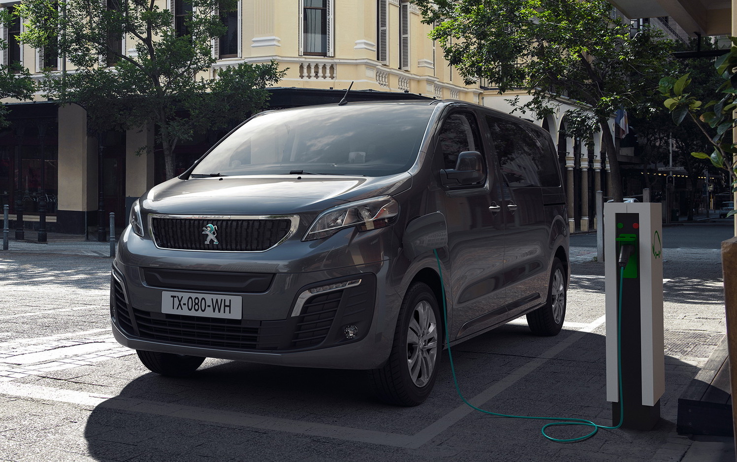 Минивэн Peugeot Traveller получил электрическую версию