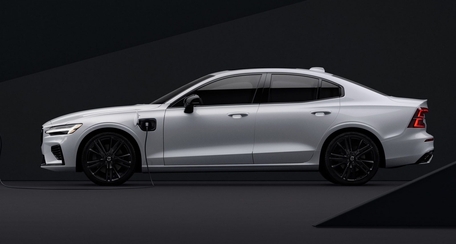 Седан Volvo S60 получил черную спецверсию Black Edition