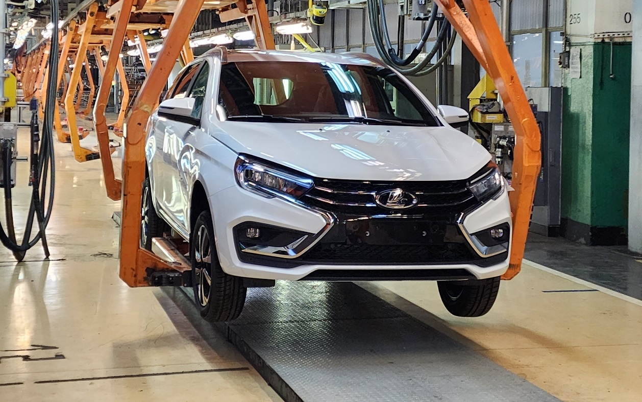 СМИ: АвтоВАЗ в два раза сократит выпуск новой Lada Vesta NG