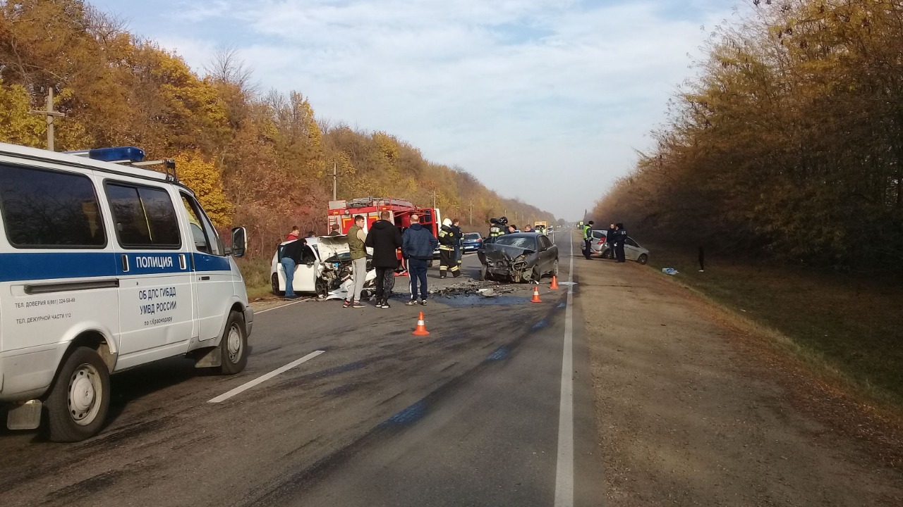 Под Краснодаром в столкновении трёх автомобилей погиб человек