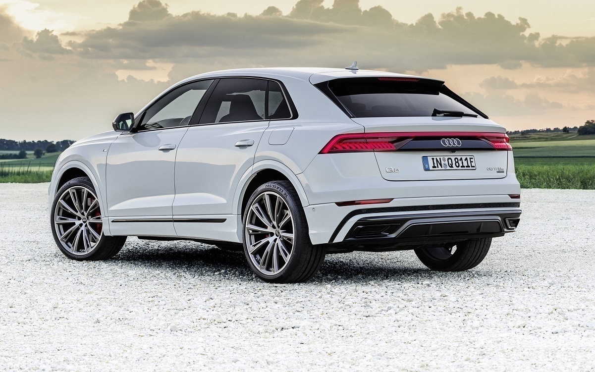 Кроссовер Audi Q8 получил гибридную версию