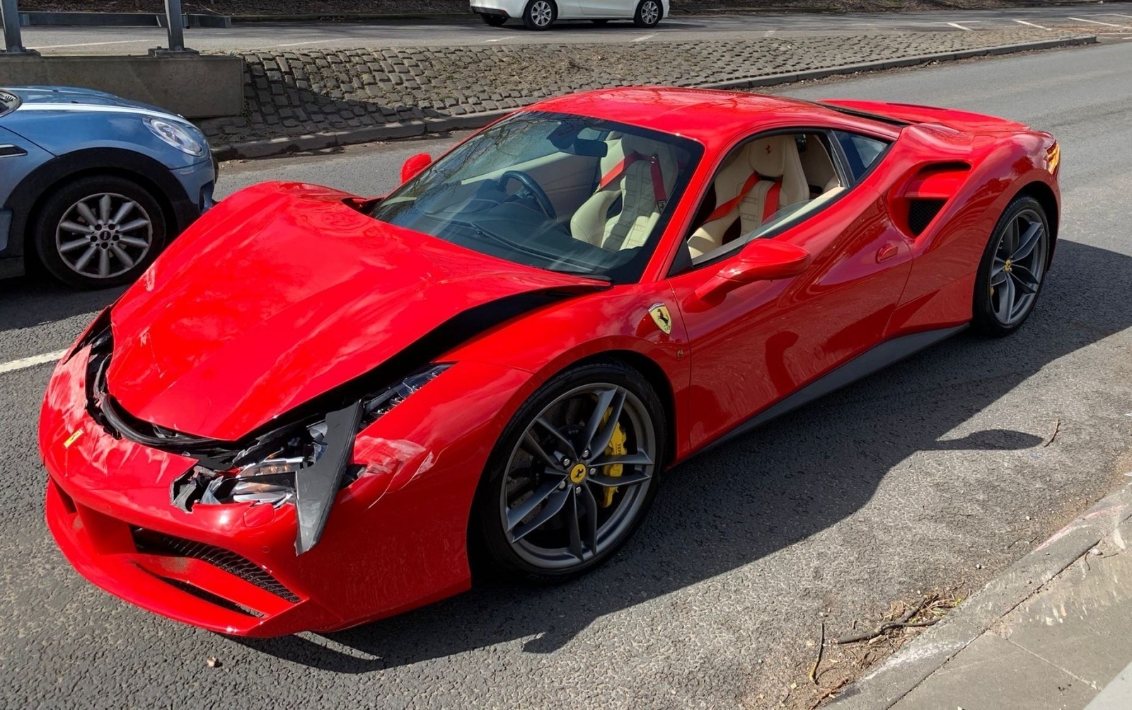 В Британии сразу после покупки разбили Ferrari 488