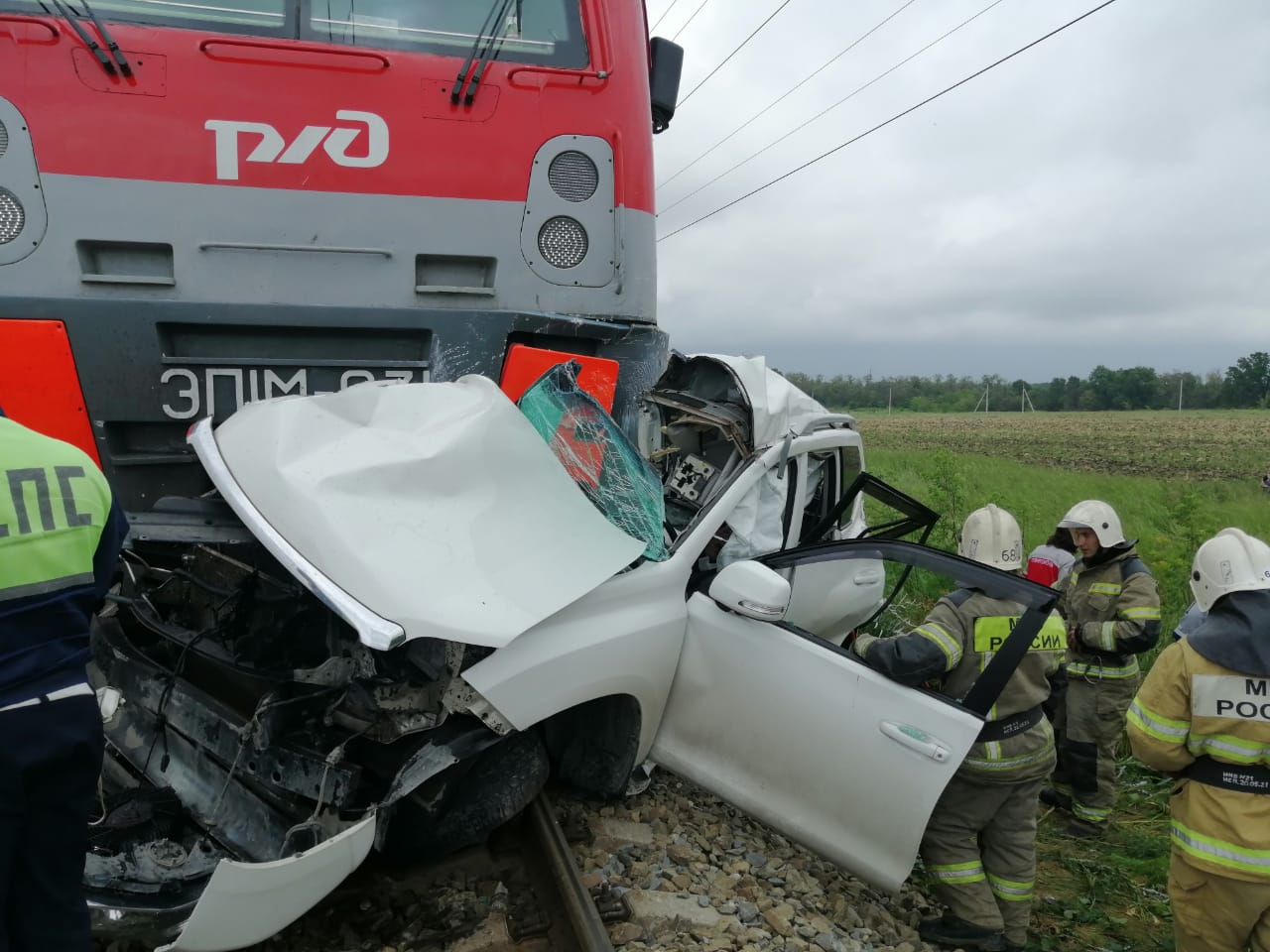 На Кубани поезд протаранил легковой автомобиль, погибли два человека