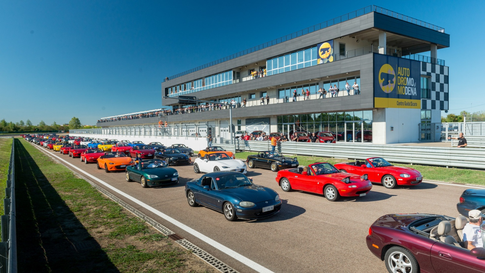 Парад фанатов Mazda MX-5 попал в 