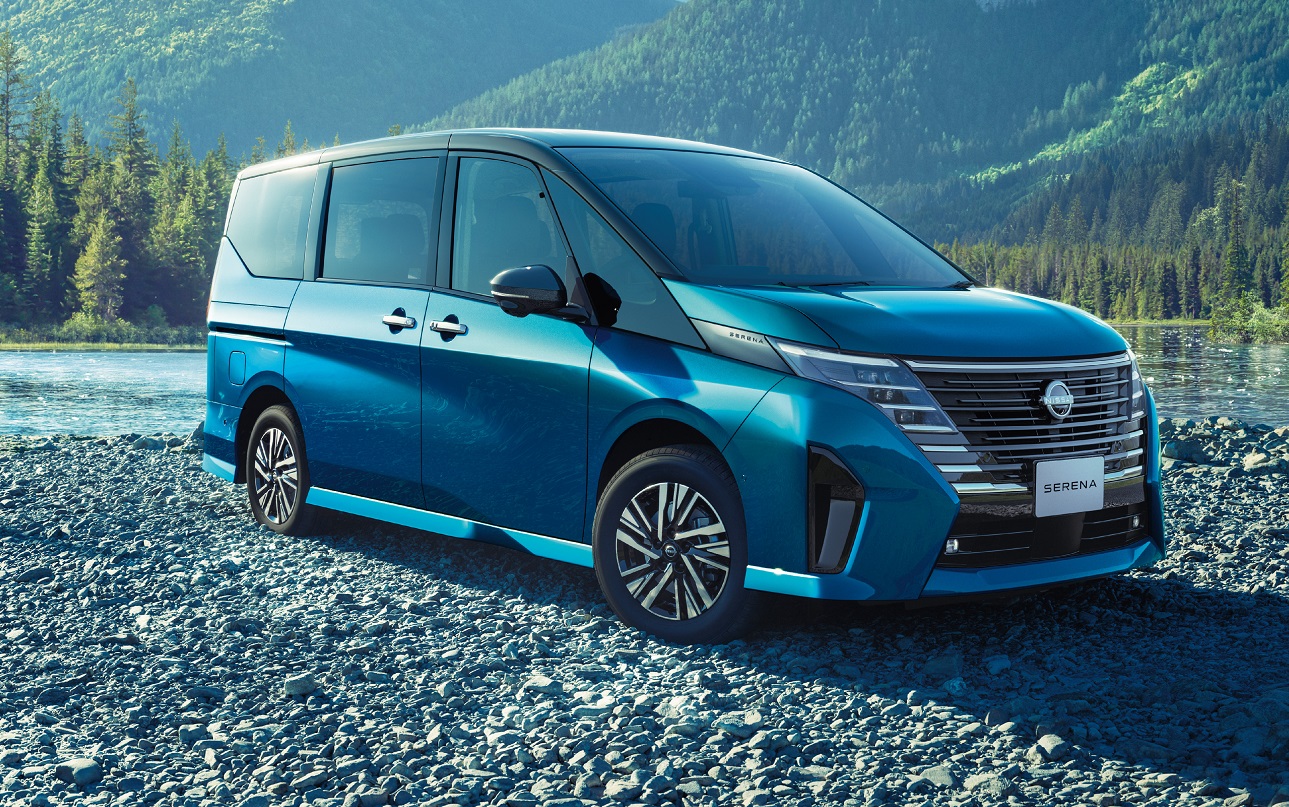 В России появились праворульные минивэны Nissan Serena