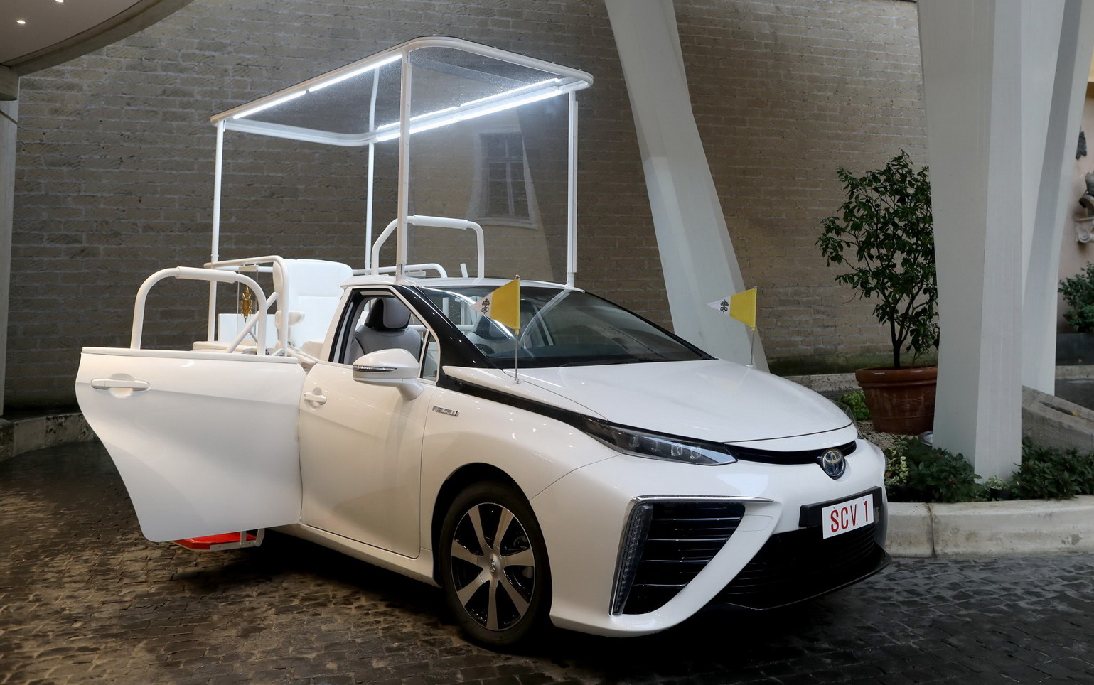 Папа Римский получил в свой автопарк водородный Toyota Mirai