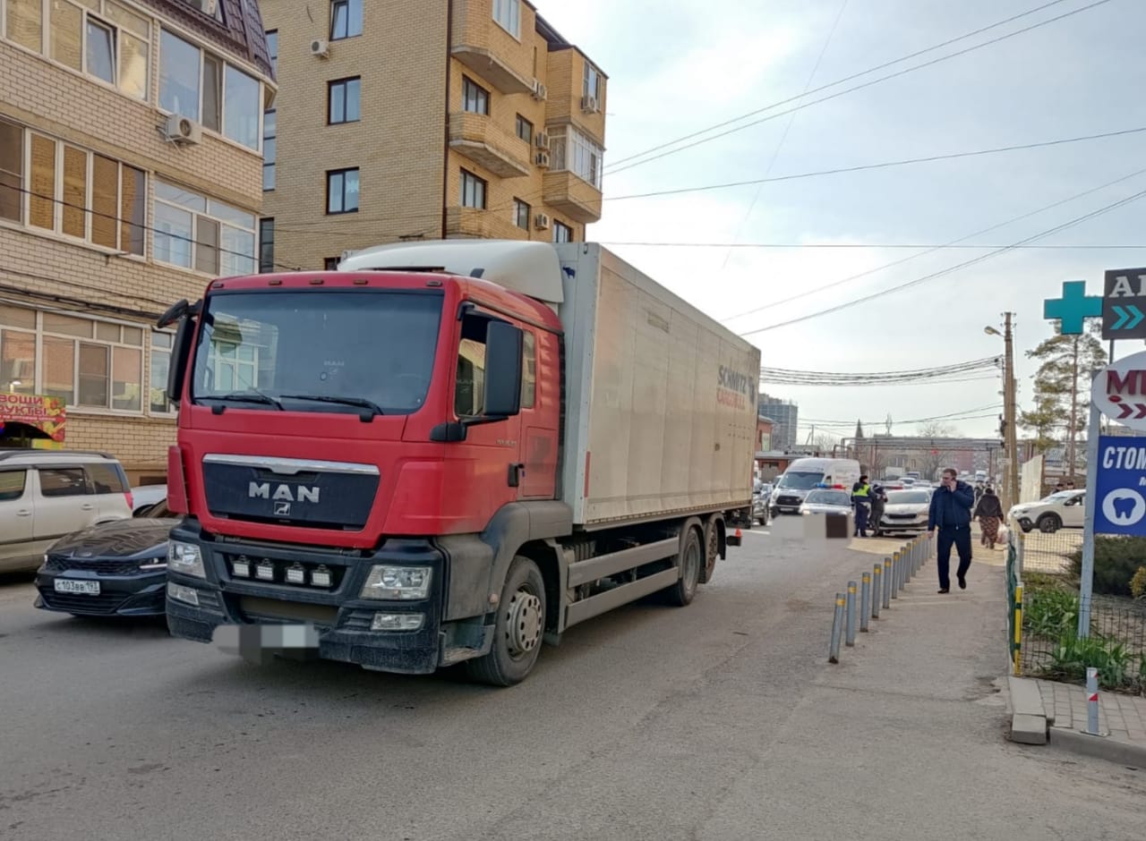 В Краснодаре водитель грузовика насмерть сбил женщину