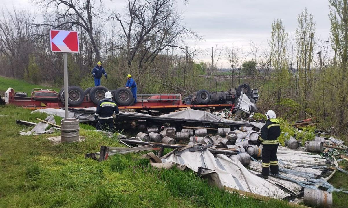 Водитель большегруза погиб в ДТП на трассе 