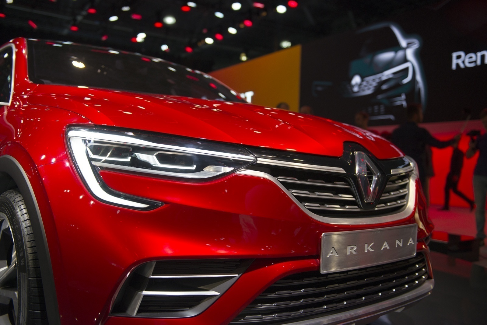 Renault запускает в продажу купе-кроссовер Arkana нового модельного года