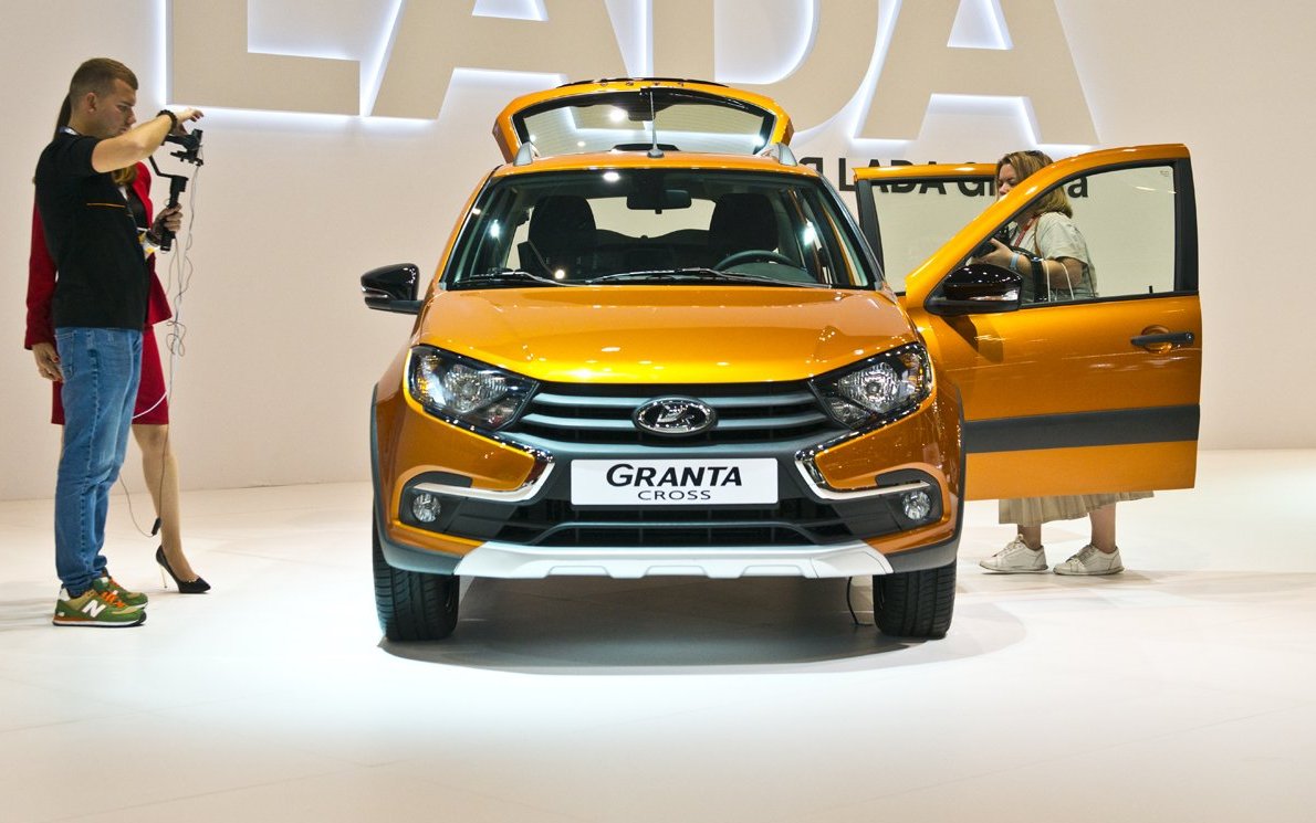 Мантуров назвал Lada Granta народным автомобилем