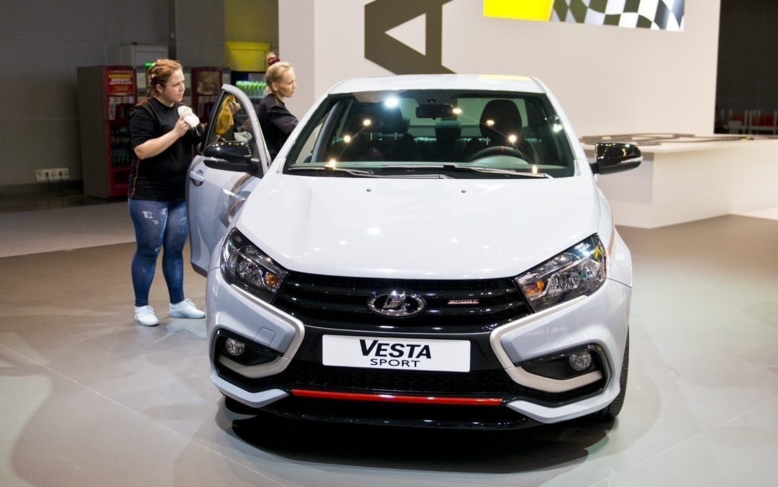 Дилеры рассказали, когда начнутся продажи обновленной Lada Vesta