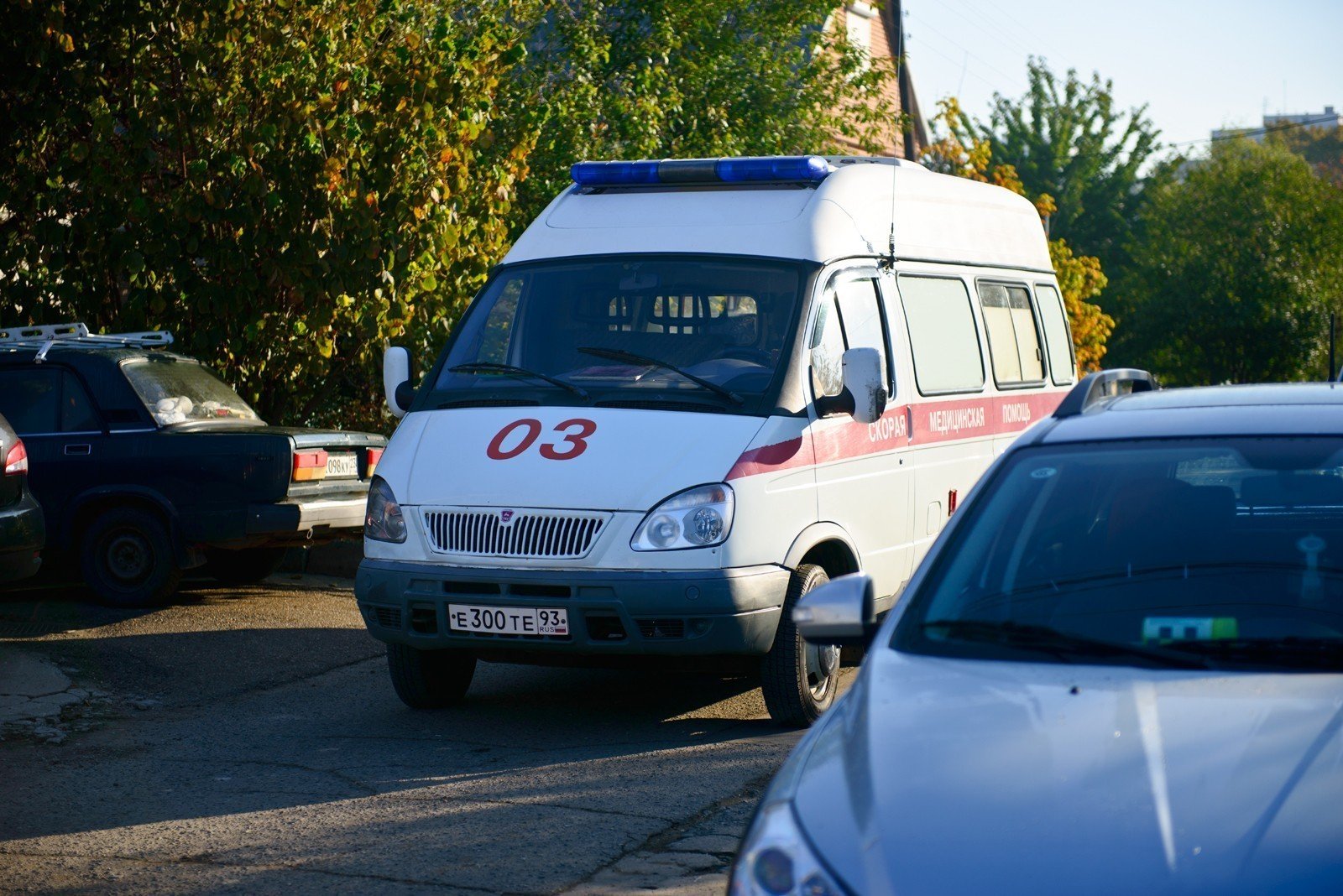 В Крыму девушка на Mercedes E200 разбила три машины и отправила человека в  больницу