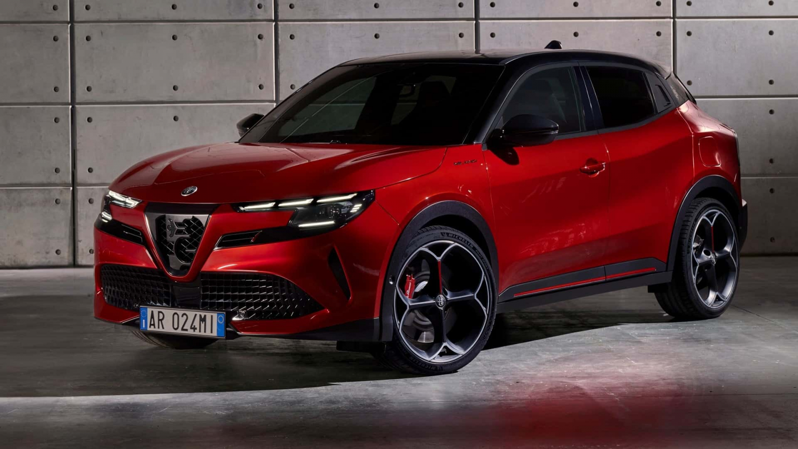 Alfa Romeo Milano стал первым электрокаром марки