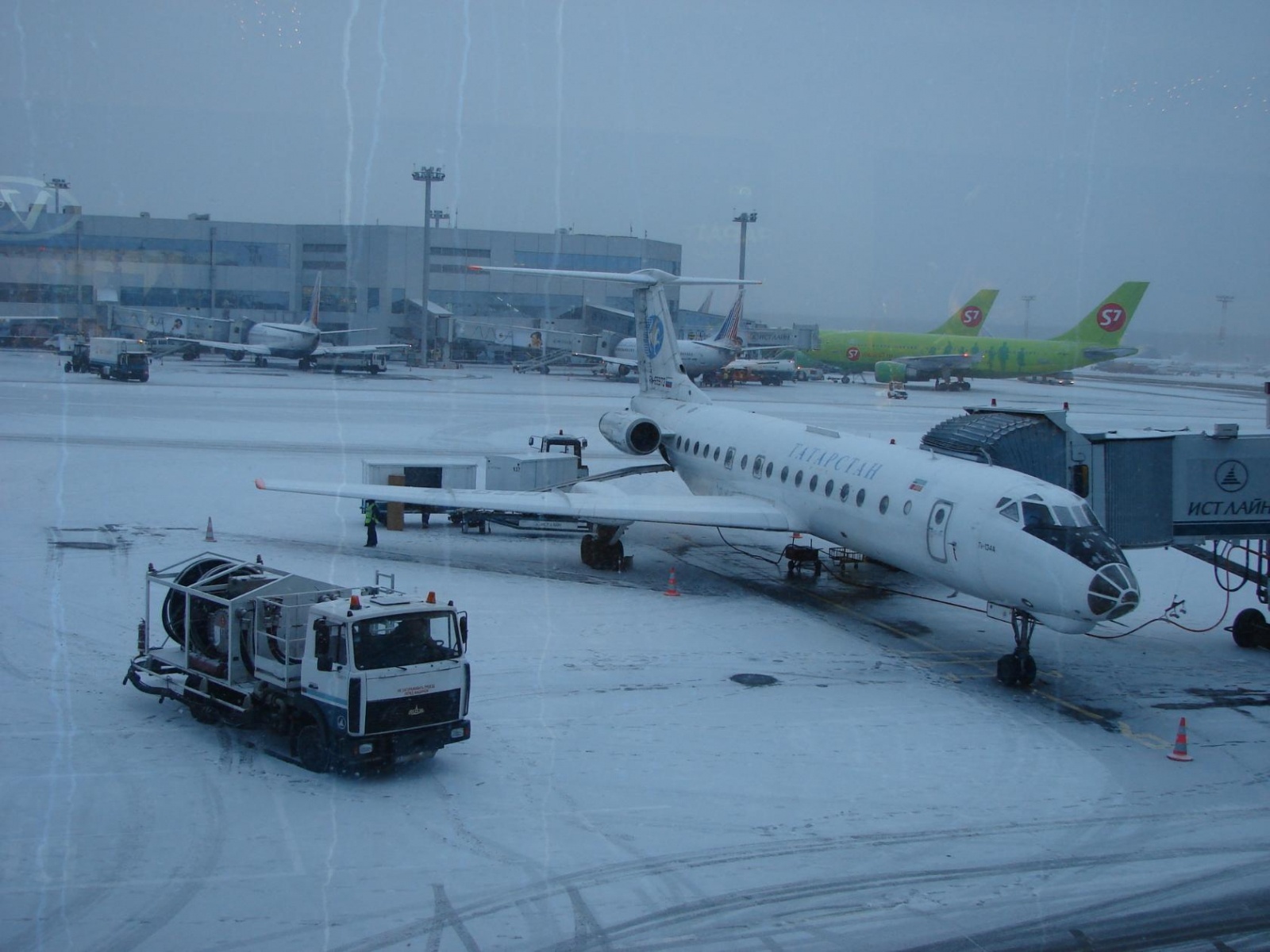 Рейс екб сочи. Аэропорт Краснодар. Аэропорт зима. Аэропорт Краснодара зимой. Аэропорт Краснодар зима.