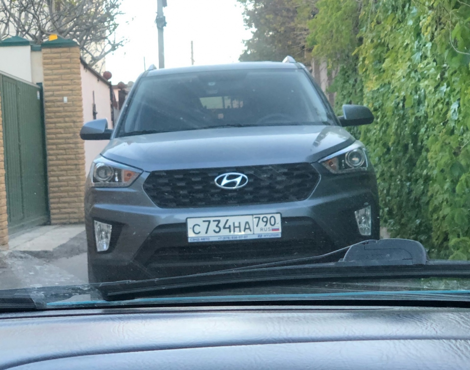 На узкой улочке Севастополя Hyundai Creta с московскими номерами перегородила  проезд. Что делать?