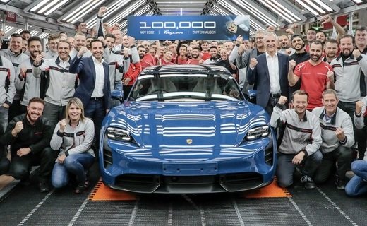 Юбилейным 100-тысячным стал Porsche Taycan в версии Turbo S голубого цвета Neptune Blue