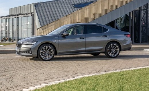 Компания Skoda представила новую 272-сильную гибридную версию модели Superb