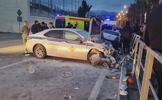 В районе посёлка Мирный Адлерского района столкнулись автомобили Geely MK и машина ГИБДД Toyota Camry