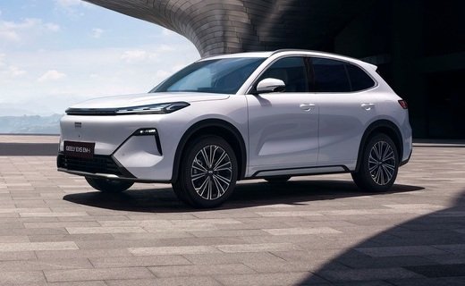 На российском рынке появится кроссовер Geely EX5 EM-i - первый подключаемый гибрид марки, официально доступный в РФ