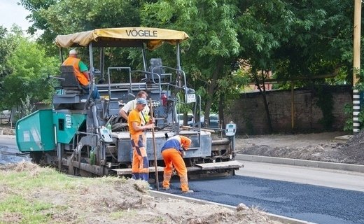 Работы по укладке верхнего слоя асфальтобетонного покрытия проезжей части стартовали на улице имени Котовского в Краснодаре