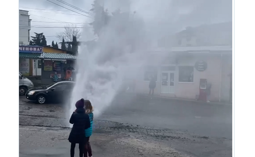 Бьющий на несколько метров в высоту источник сняли ялтинцы на улице Сеченова