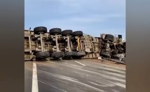 На трассе перевернулась фура Mercedes и заблокировала движение в направлении Керчи