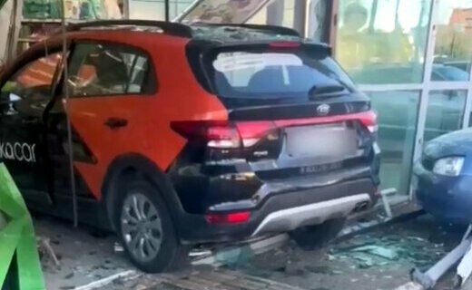 В Сочи водитель автомобиля, принадлежащего каршеринговому сервису Belka Car, въехал в магазин в Лазаревском районе