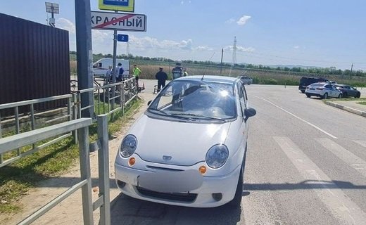 В Анапе водитель иномарки не пропустил и сбил трёх велосипедистов, тренировавшихся в организованной группе