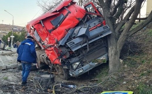 В Анапе в ДТП попал грузовик Scania, осуществлявший перевозку строительного изделия