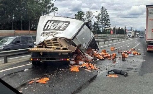 Грузовик "ГАЗель"с партией алкогольного напитка "Апероль" (Aperol) попал в ДТП в Наро-Фоминском районе Московской области