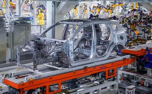 Мантуров: В России были перезапущены 80% оставленных зарубежными компаниями автозаводов