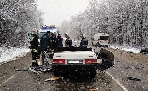 Две легковушки столкнулись сегодня днём на 121 км автотрассы Майкоп-Апшеронск