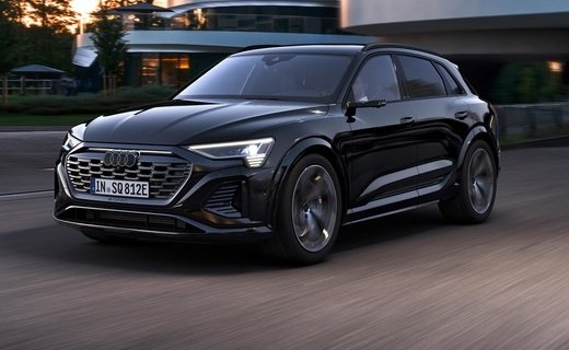 Компания Audi представила два новых электрических кроссовера - Q8 e-tron и его купеобразный "близнец" Q8 Sportback e-tron