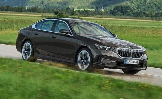 Компания BMW представила новые гибридные версии седана 5-й Серии - 530e и 550e xDrive