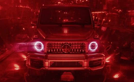 На премьере фильма в огромную красную пилюлю впихнули "заряженный" Mercedes-AMG G 63