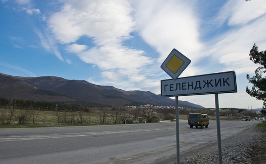 Это связано со строительством транспортной развязки на пересечении трассы с улицей Луначарского (в районе кольцевой развязки)