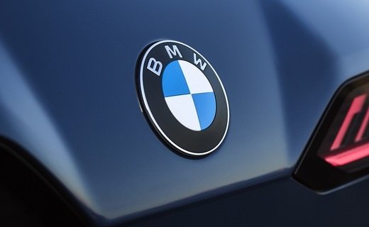Компания BMW, которое недавно представила новый кроссовер iX3, параллельно, без лишней помпы, обновила и свой логотип