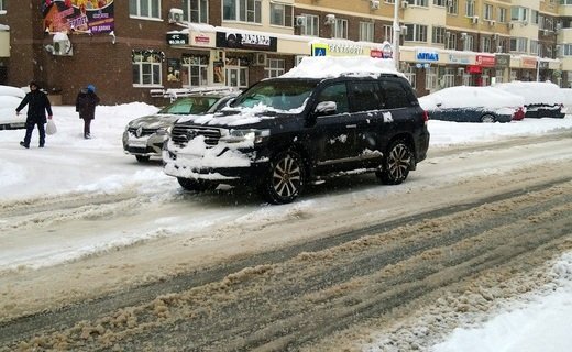 В Краснодаре продолжается расчистка улиц от снега, а также их обработка противогололедными материалами