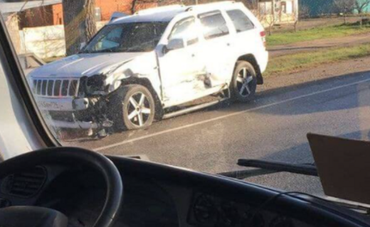 На выезде из г.Темрюк столкнулись грузовой и два легковых авто