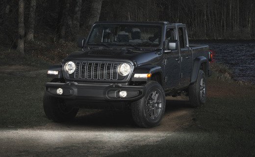 Компания Jeep представила новое исполнение своего пикапа Gladiator - версию Dark Sky