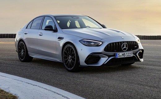 .Компания Mercedes-AMG официально представила "заряженные" седан и универсал C 63 S 4MATIC+ с гибридной силовой установки