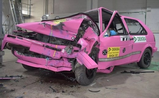 Организация Dekra показала прогресс в области безопасности автомобилей, разбив Volkswagen Golf второго и восьмого поколений