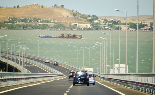 Пробка снова образовалась на Крымском мосту со стороны Тамани