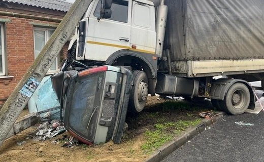 Смертельное ДТП с участием иномарки и грузовика произошло в Краснодаре утром 10 декабря