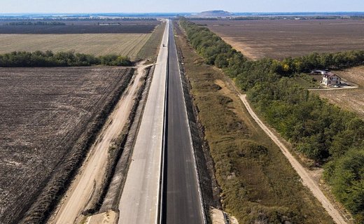 В рамках строительства Дальнего западного обхода Краснодара устанавливаются разделители и боковые ограждения