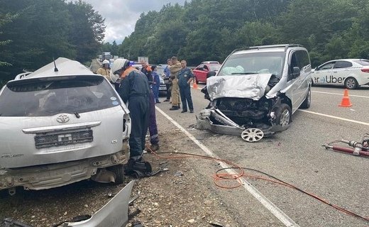 В Краснодарском крае на трассе к Черноморскому побережью столкнулись «Тойота Королла» и «Мерседес Вито»