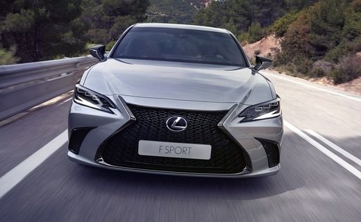 Компания Lexus представила в Европе обновлённый седан ES, у автомобилей произошли в интерьере и в оснащении